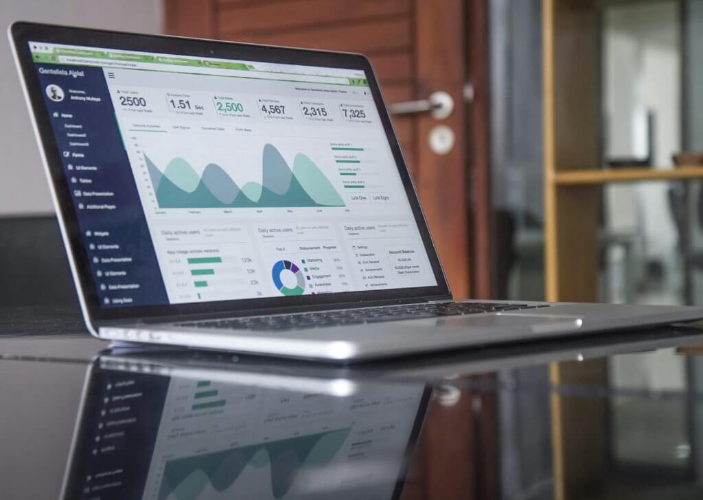 Ordinateur portable allumé présentant les courbes statistiques pendant un audit SEO.