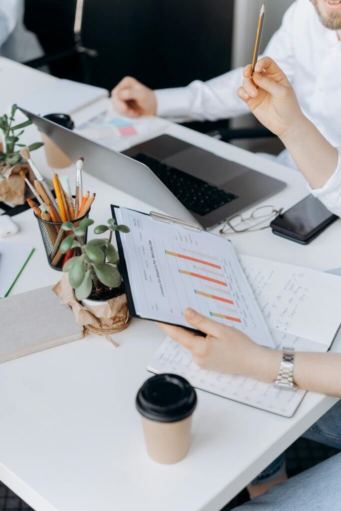 Deux personnes en réunion débriefent sur les résultats d'un audit SEO.