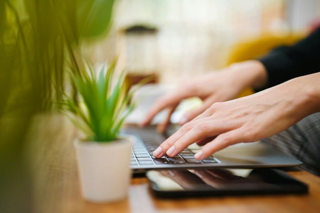 Mains tapant sur un clavier d'ordinateur